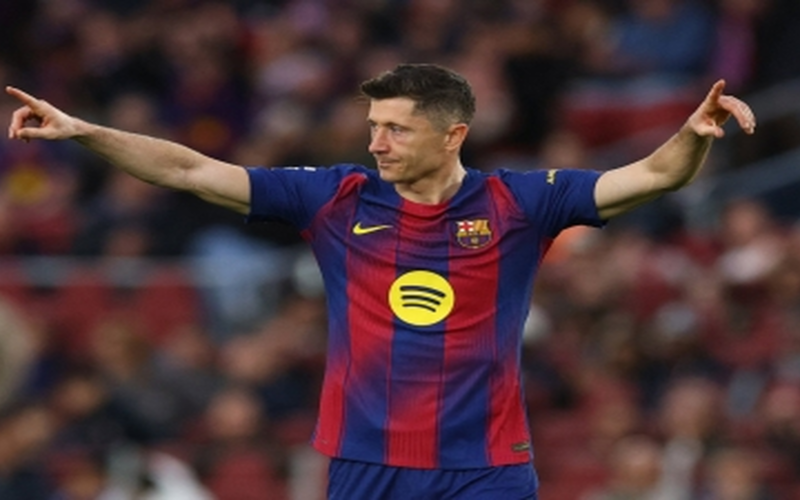 إصابة ليفاندوفسكي بكسر في العين تهدد مشاركته مع برشلونة بقمة الكأس